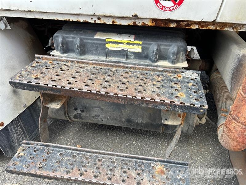 International 200-42 42 ft on  International 4300 4x2 Bucket Tru 卡車裝載高空作業車
