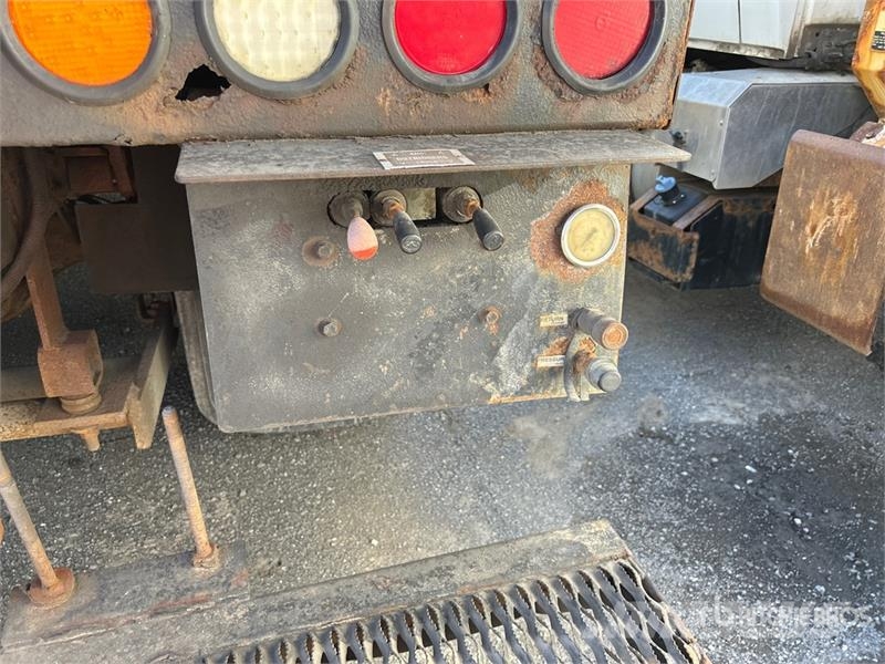 International 200-42 42 ft on  International 4300 4x2 Bucket Tru 卡車裝載高空作業車