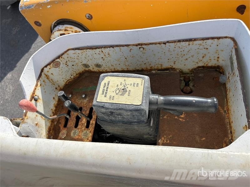 International 200-42 42 ft on  International 4300 4x2 Bucket Tru 卡車裝載高空作業車