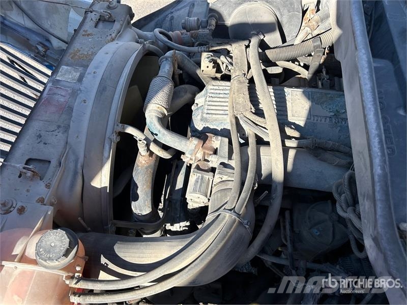 International 200-42 42 ft on  International 4300 4x2 Bucket Tru 卡車裝載高空作業車