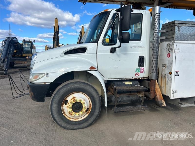 International 200-42 42 ft on  International 4300 4x2 Bucket Tru 卡車裝載高空作業車