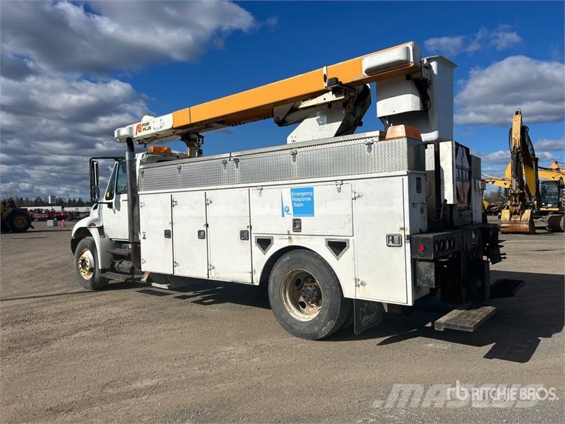 International 200-42 42 ft on  International 4300 4x2 Bucket Tru 卡車裝載高空作業車