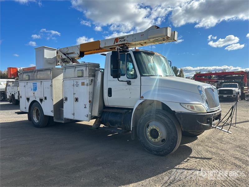 International 200-42 42 ft on  International 4300 4x2 Bucket Tru 卡車裝載高空作業車