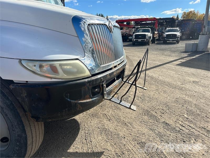 International 200-42 42 ft on  International 4300 4x2 Bucket Tru 卡車裝載高空作業車