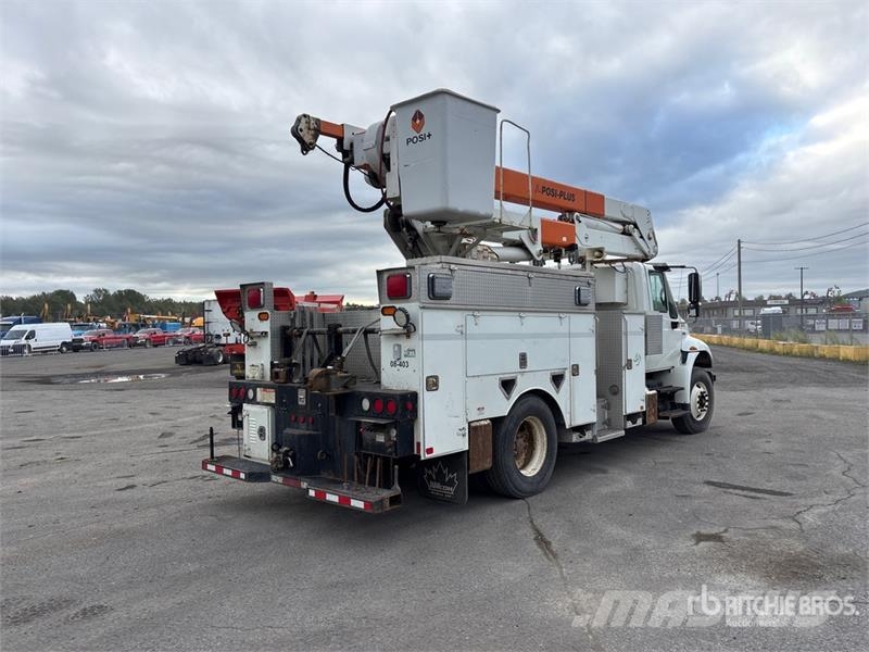 International 400-46-A on International 4400 4x2 Bucket Truck Auto korvtõstukid