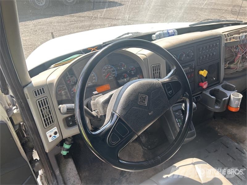 International 400-46-AT 46 ft on International 4400 4x2 Extende المنصات الهوائية المثبتة على شاحنة