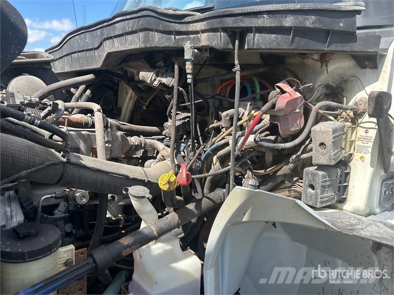 International 400-46-AT 46 ft on International 4400 4x2 Extende المنصات الهوائية المثبتة على شاحنة