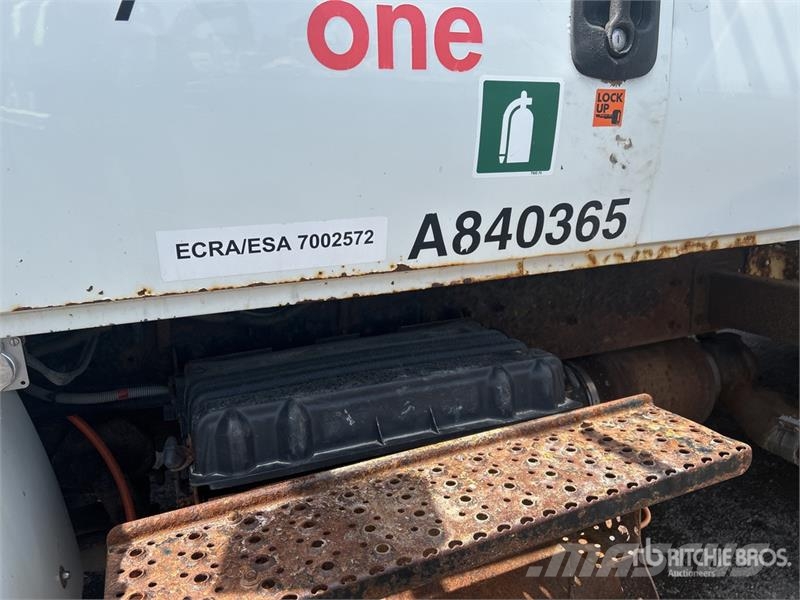 International 400-46-AT 46 ft on International 4400 4x2 Extende المنصات الهوائية المثبتة على شاحنة