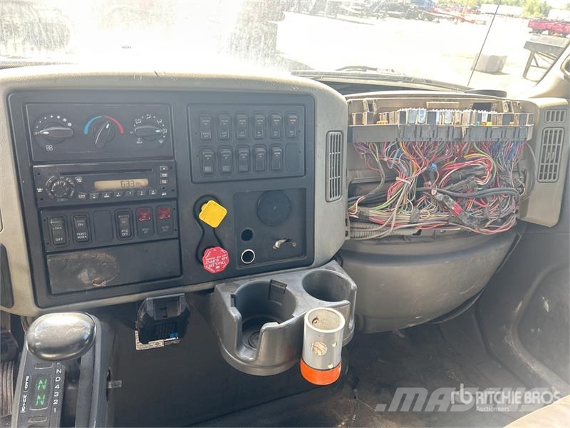 International 400-46-AT 46 ft on International 4400 4x2 Extende المنصات الهوائية المثبتة على شاحنة