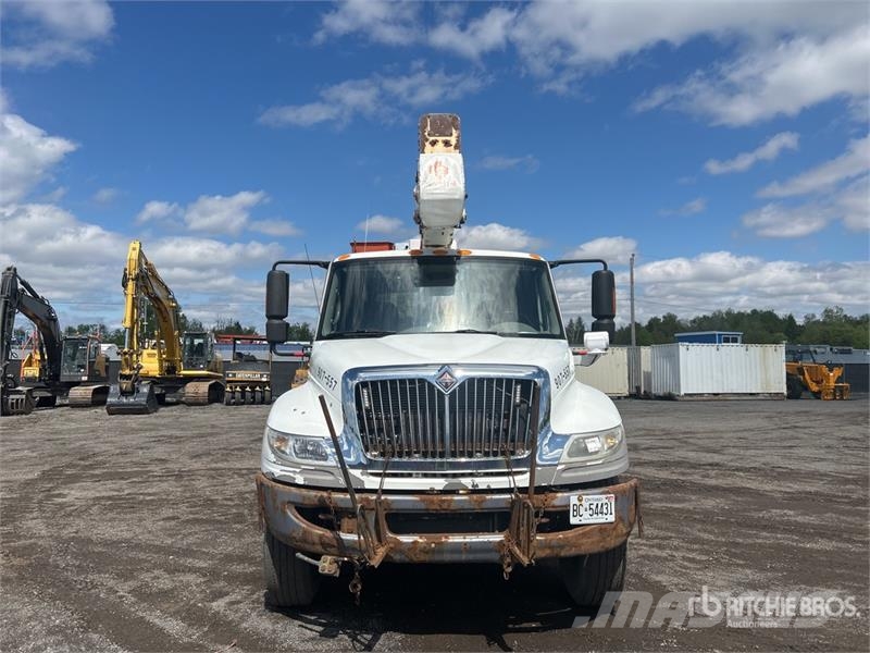 International 400-46-AT 46 ft on International 4400 4x2 Extende المنصات الهوائية المثبتة على شاحنة