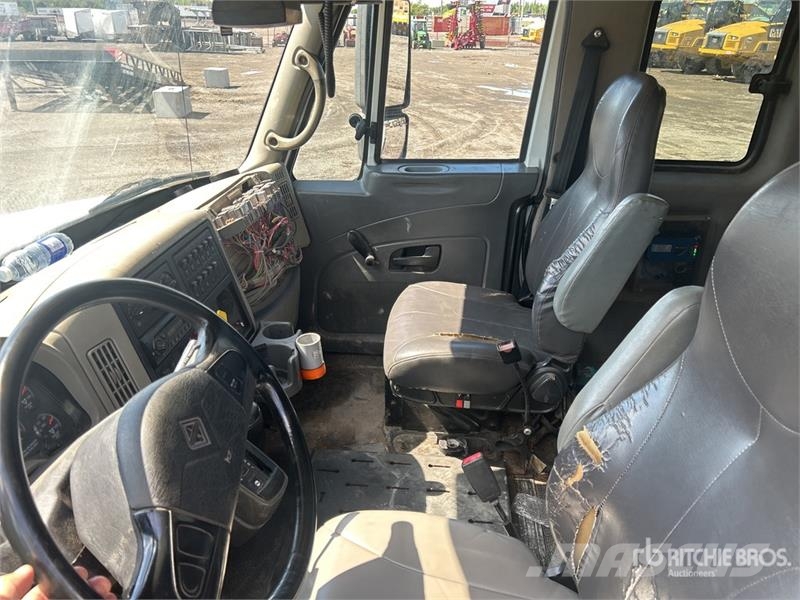 International 400-46-AT 46 ft on International 4400 4x2 Extende المنصات الهوائية المثبتة على شاحنة