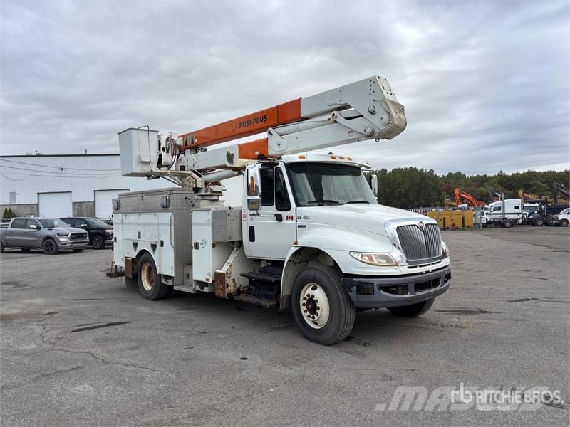 International 400-46-A on International 4400 4x2 Bucket Truck Auto korvtõstukid