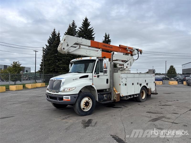 International 400-46-A on International 4400 4x2 Bucket Truck Auto korvtõstukid