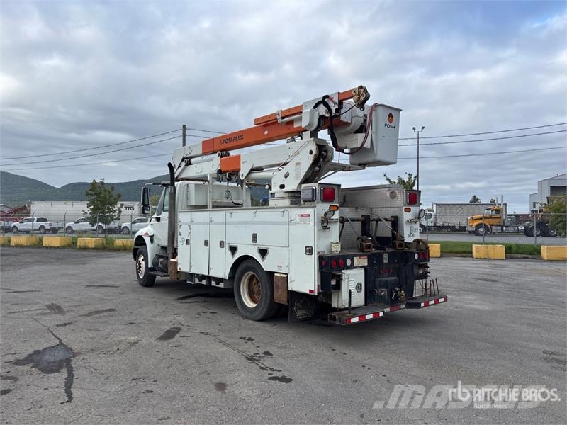 International 400-46-A on International 4400 4x2 Bucket Truck Auto korvtõstukid