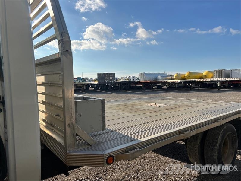 International 4200 Tovornjaki s kesonom/platojem