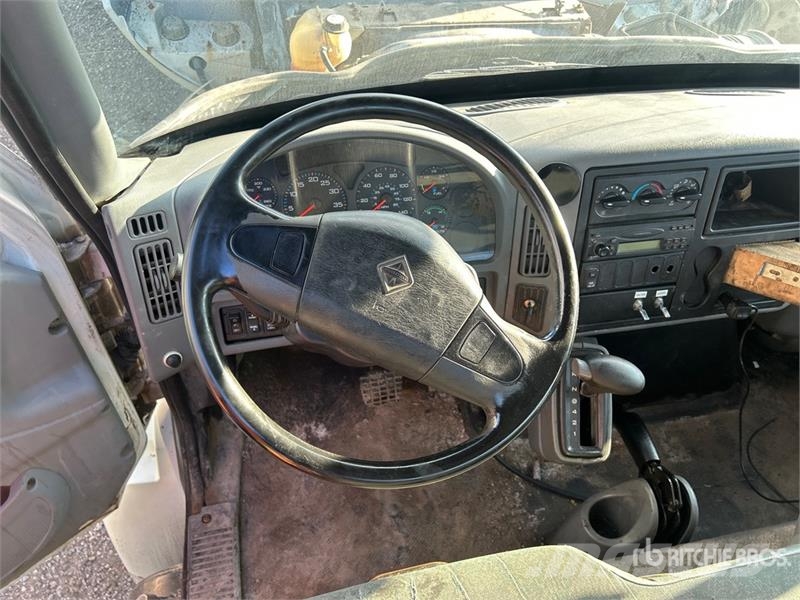 International 4200 Tovornjaki s kesonom/platojem