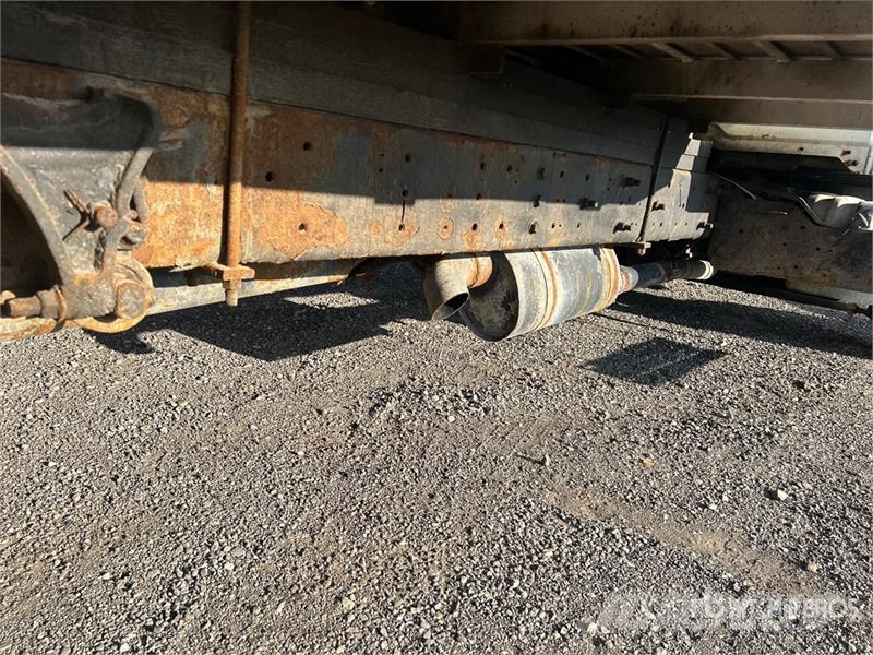 International 4200 Tovornjaki s kesonom/platojem