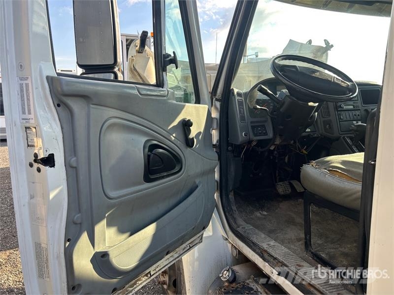 International 4200 Tovornjaki s kesonom/platojem