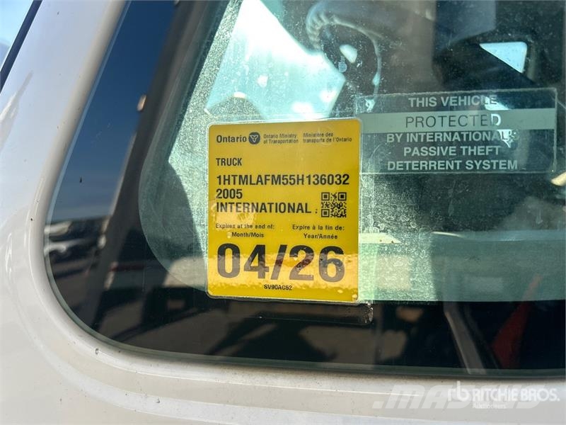 International 4200 Tovornjaki s kesonom/platojem