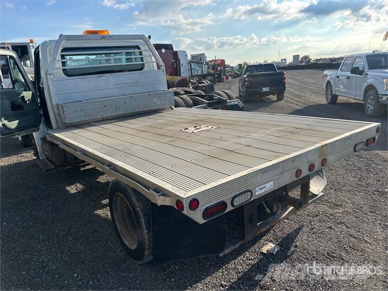 International 4200 Tovornjaki s kesonom/platojem