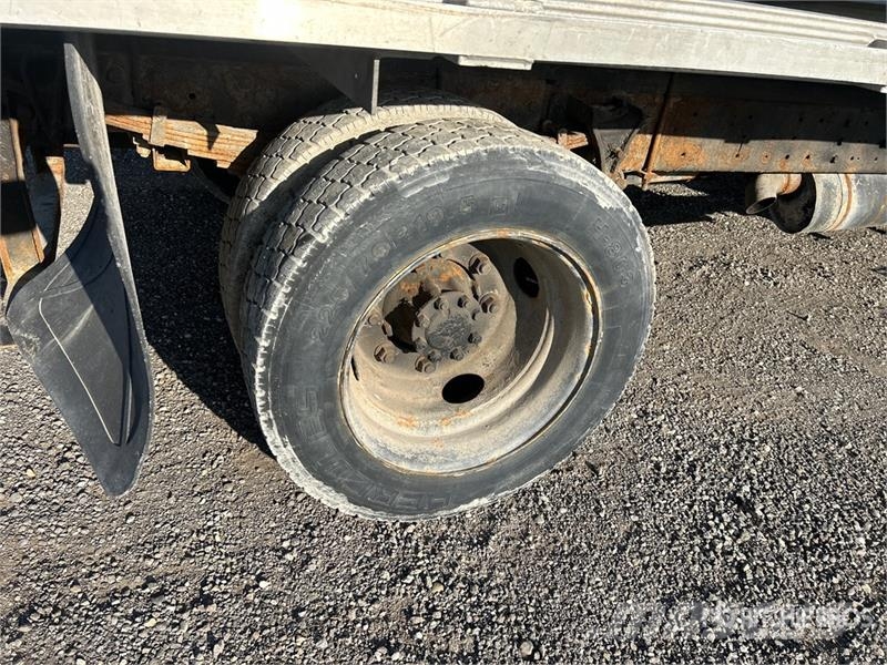 International 4200 Tovornjaki s kesonom/platojem