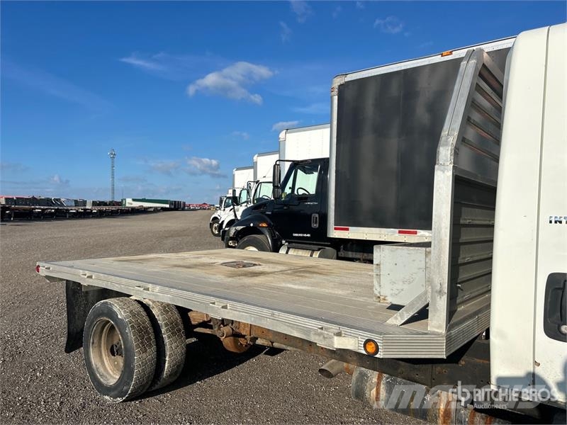 International 4200 Tovornjaki s kesonom/platojem