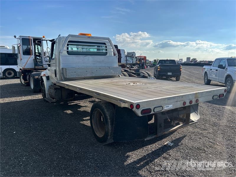 International 4200 Tovornjaki s kesonom/platojem