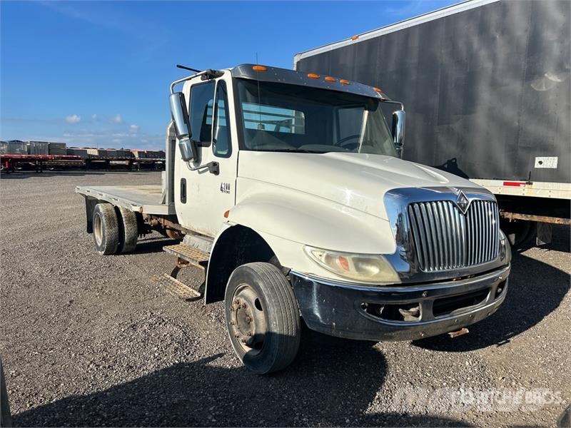 International 4200 Tovornjaki s kesonom/platojem