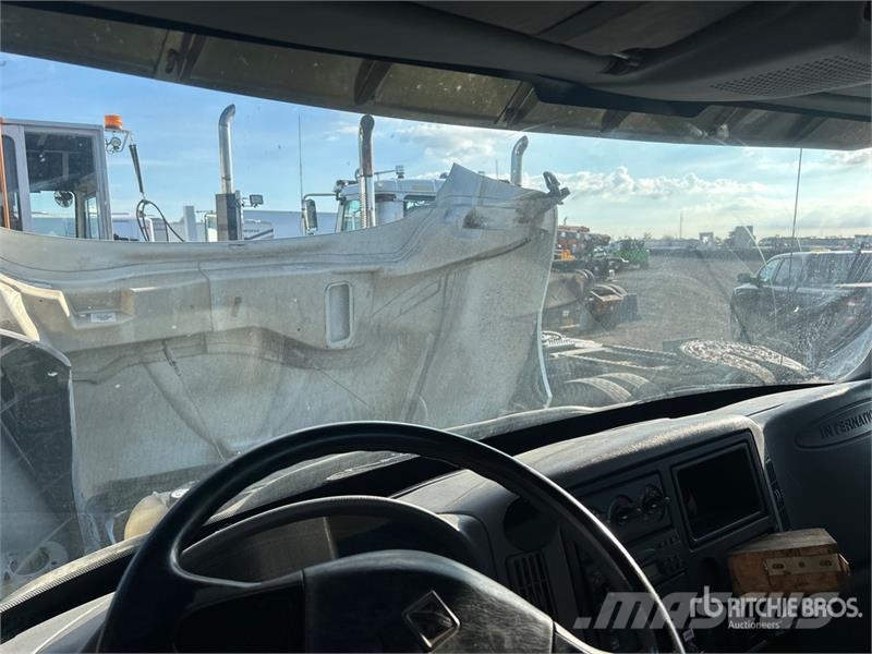 International 4200 Tovornjaki s kesonom/platojem