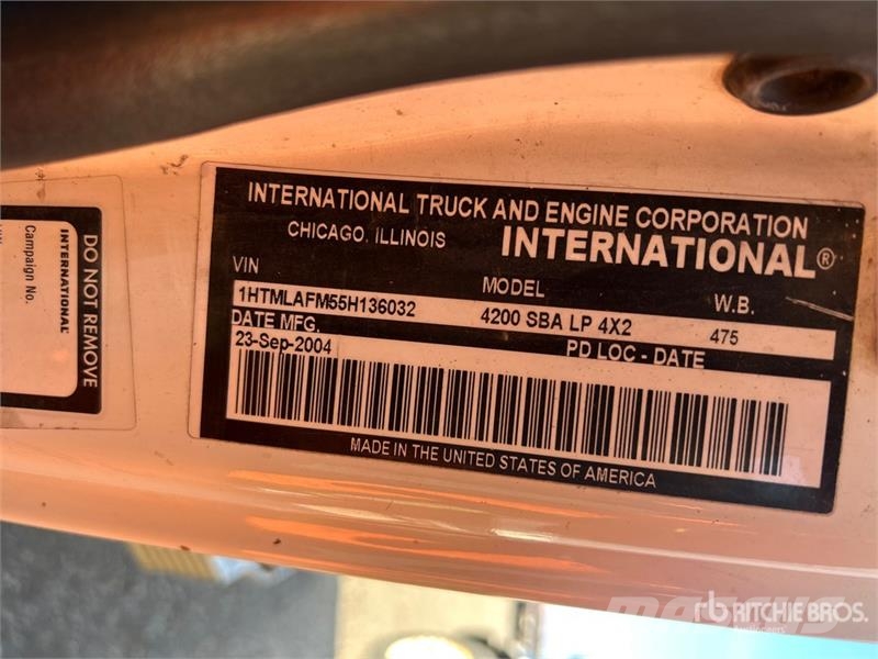 International 4200 Tovornjaki s kesonom/platojem