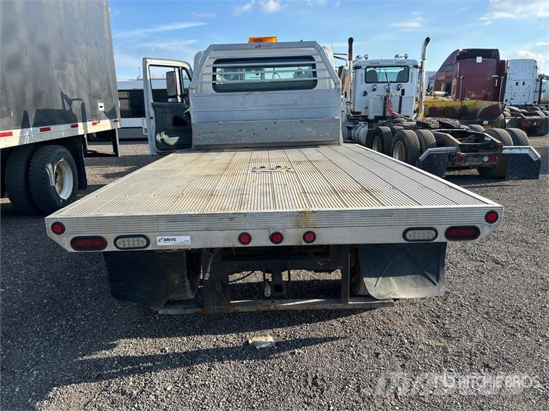 International 4200 Tovornjaki s kesonom/platojem