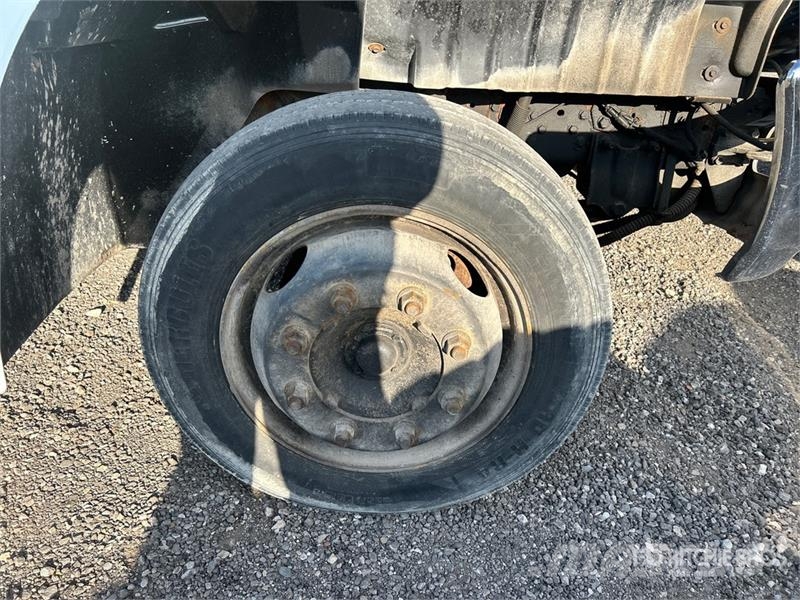 International 4200 Tovornjaki s kesonom/platojem