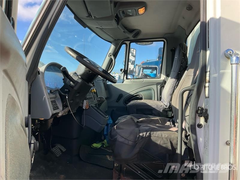 International 4300 厢式货车