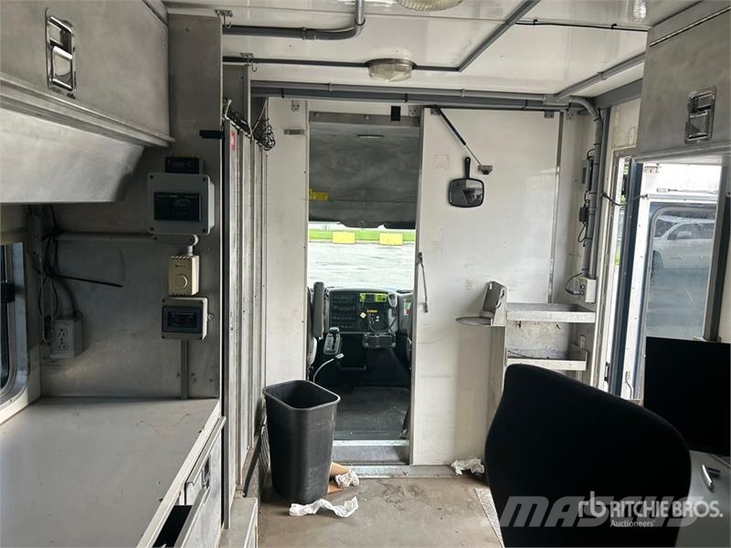International 4300 Flakbilar/Pickuper