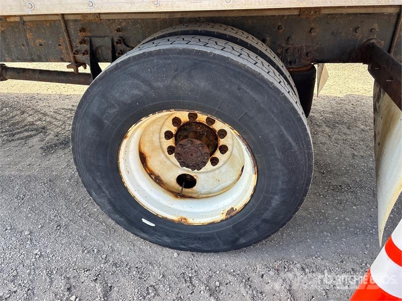 International 4300 Furgoonautod