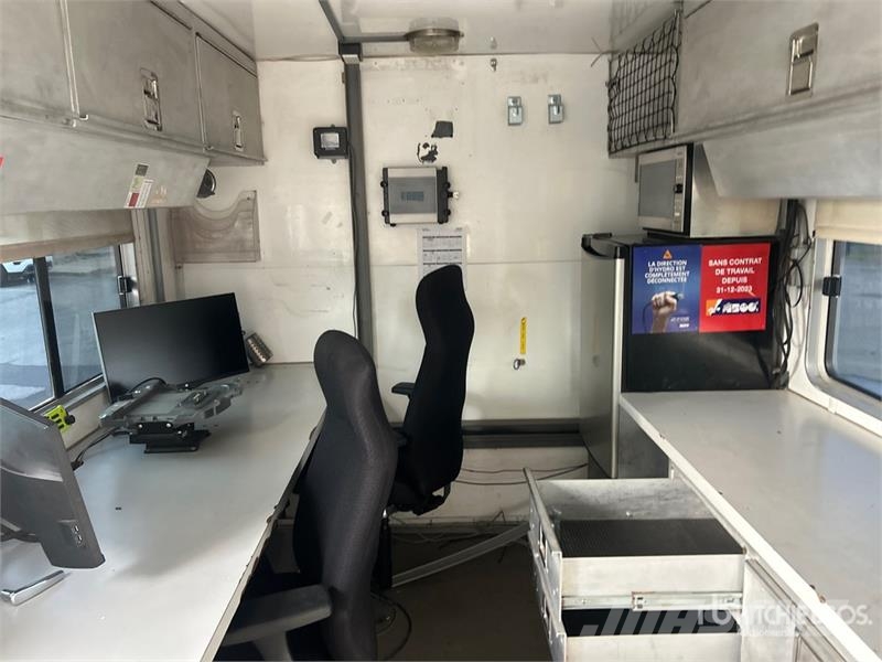 International 4300 Flakbilar/Pickuper