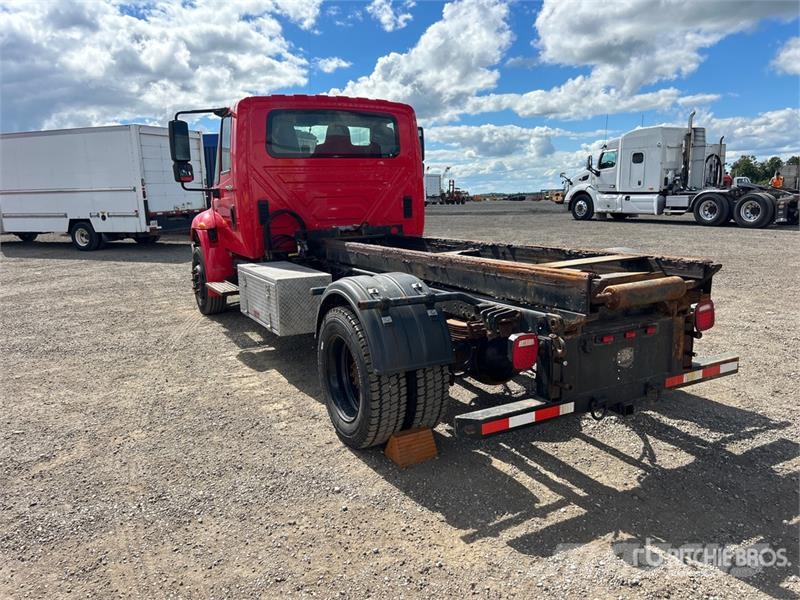 International 4300 Skip bin truck