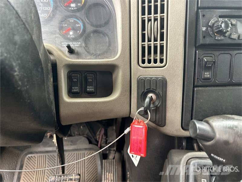 International 4300 Umpikorikuorma-autot