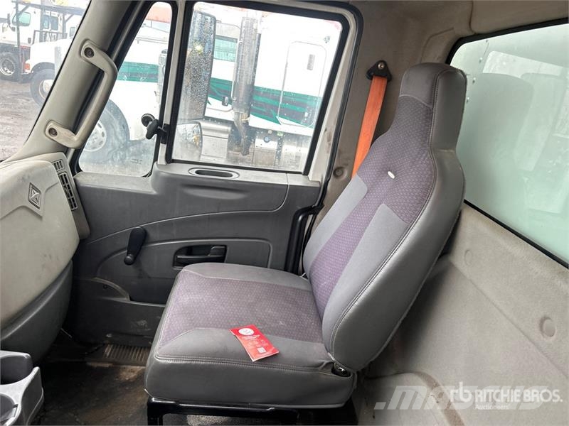 International 4300 Umpikorikuorma-autot