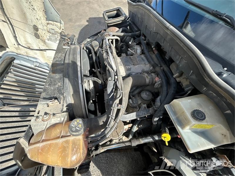 International 4300 SBA Vieglais kravas automobilis/izkraušana no sāniem