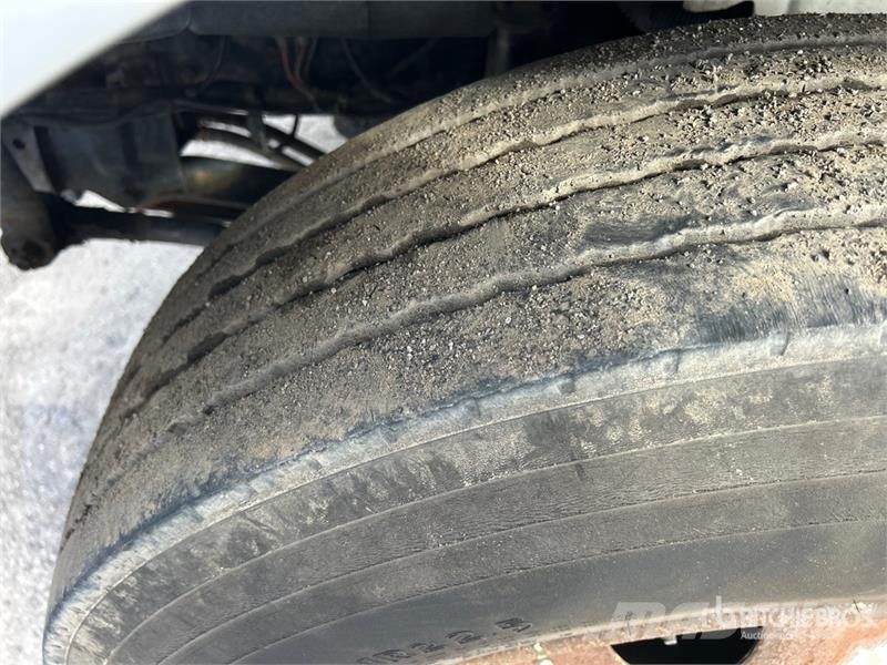 International 4300 SBA Vieglais kravas automobilis/izkraušana no sāniem