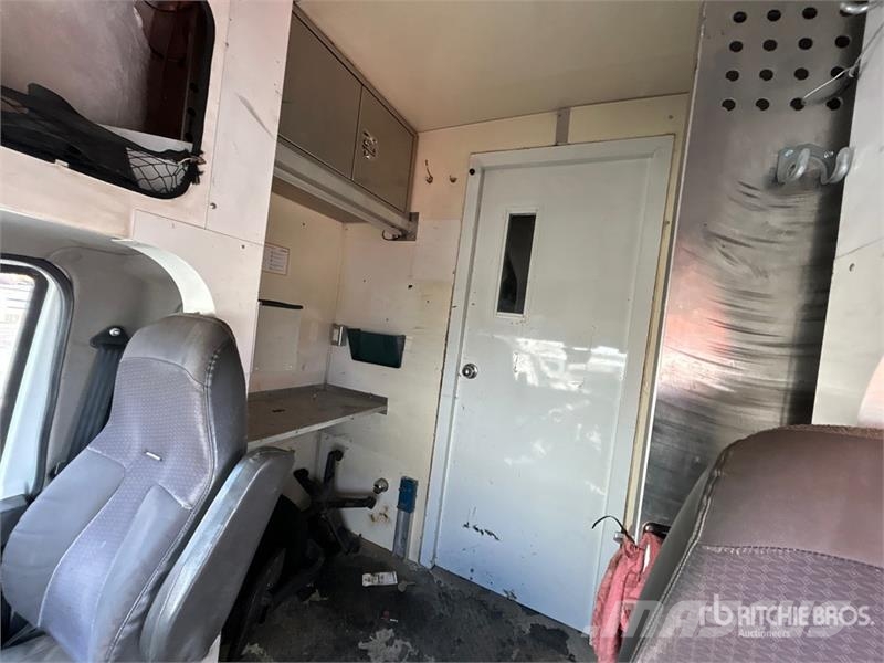 International 4300 SBA Vieglais kravas automobilis/izkraušana no sāniem