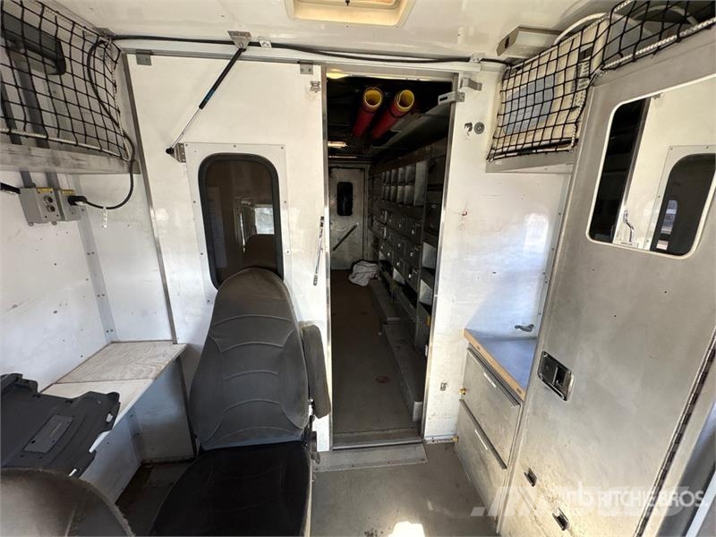 International 4300 SBA شاحنات خفيفة/مفصلية الجوانب