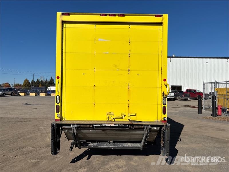 International 4300 SBA LP Фургони