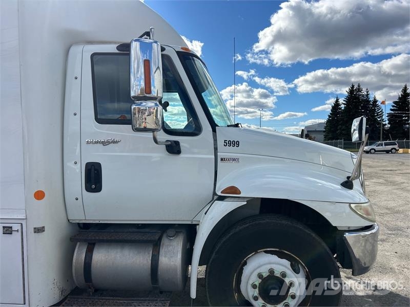 International 4300 SBA Vieglais kravas automobilis/izkraušana no sāniem