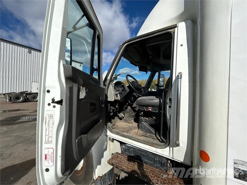 International 4300 SBA Vieglais kravas automobilis/izkraušana no sāniem