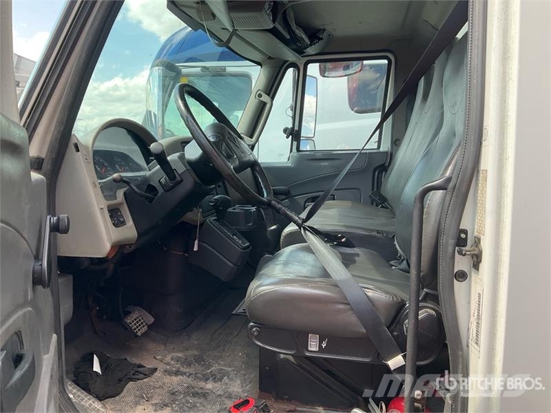 International 4300 SBA Box trucks