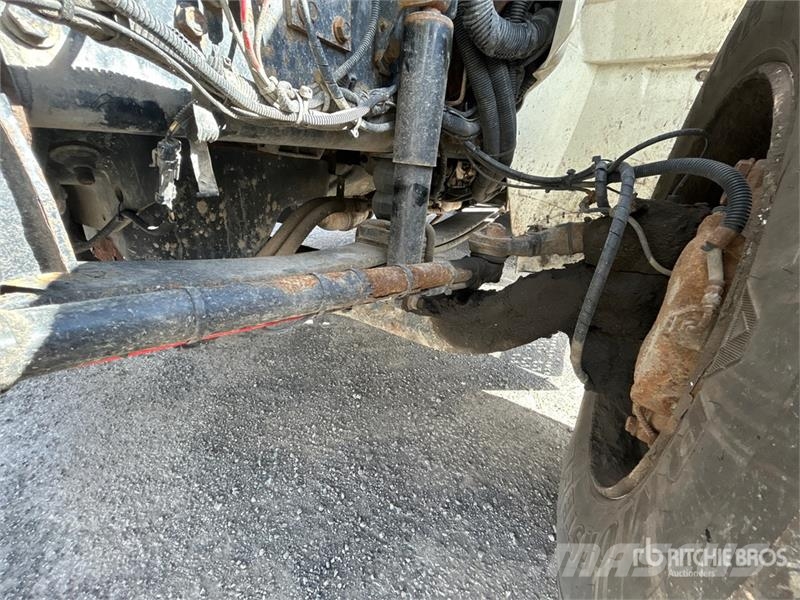 International 4300 SBA Vieglais kravas automobilis/izkraušana no sāniem