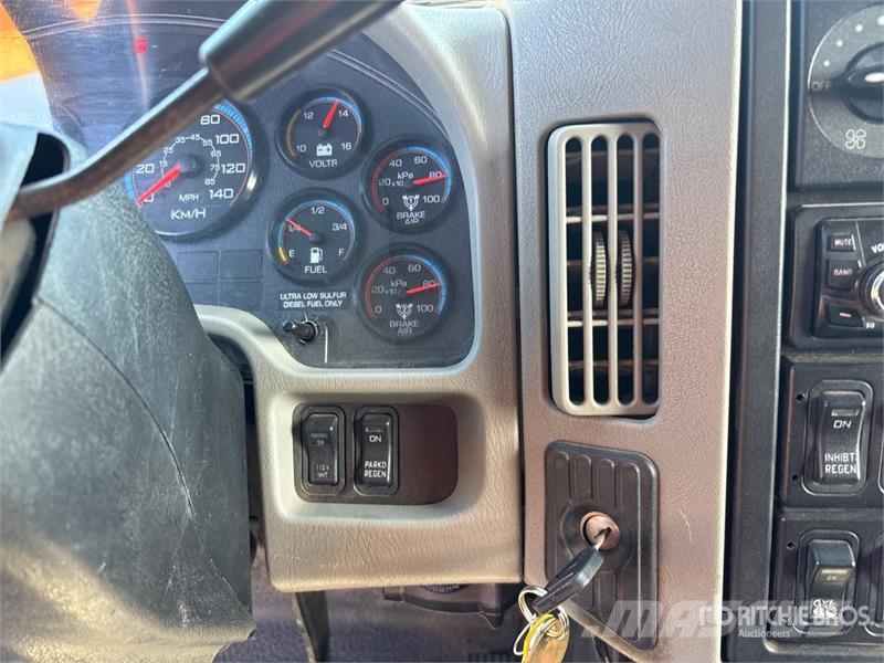 International 4300 SBA Flakbilar/Pickuper