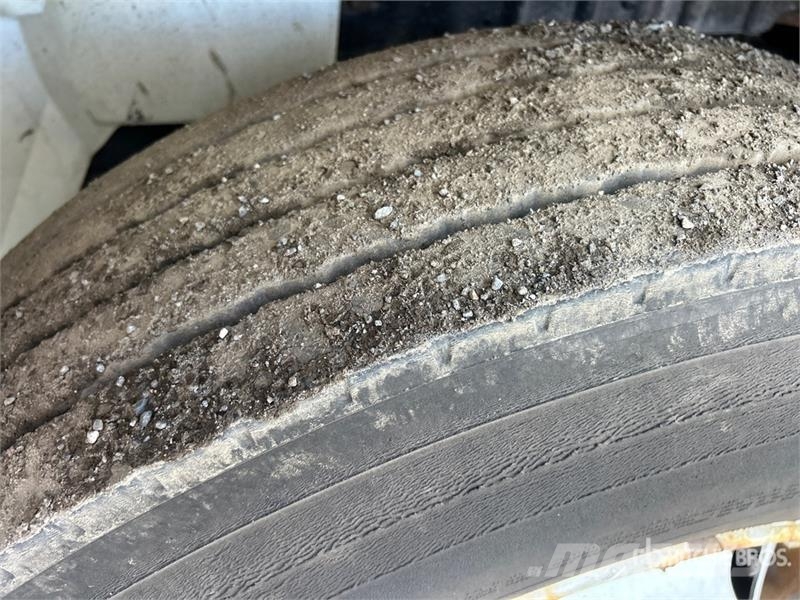 International 4300 SBA Vieglais kravas automobilis/izkraušana no sāniem